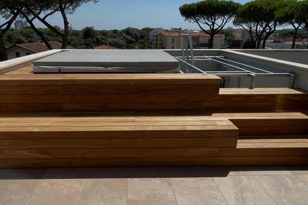 vendita pavimentazioni in legno per esterni, decking, pedane legno giardino piscine