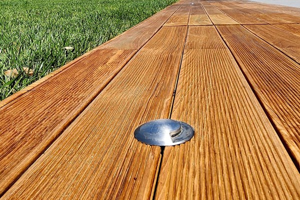 vendita pavimentazioni in legno per esterni, decking, pedane legno giardino piscine