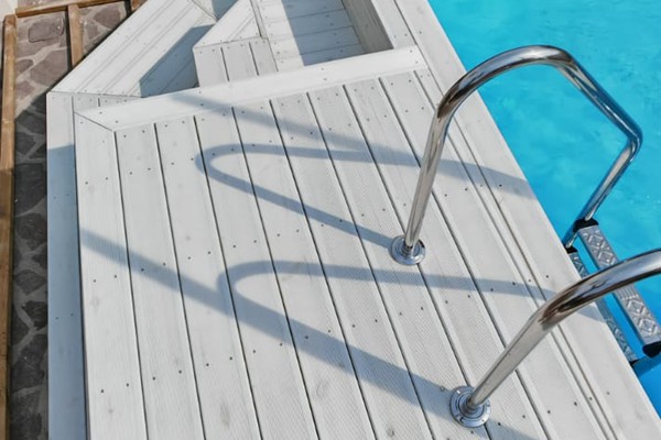 vendita pavimentazioni in legno per esterni, decking, pedane legno giardino piscine
