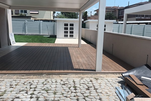 vendita pavimentazioni in legno per esterni, decking, pedane legno giardino piscine