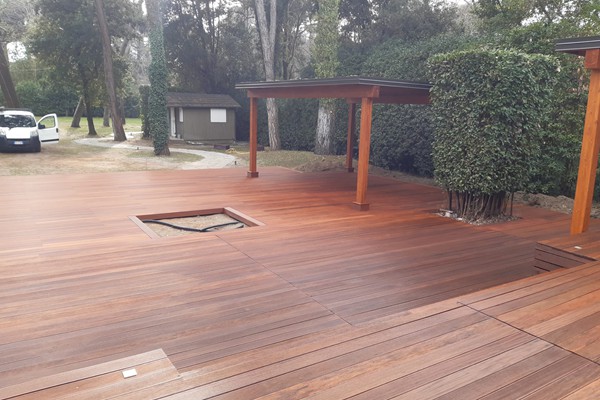vendita pavimentazioni in legno per esterni, decking, pedane legno giardino piscine