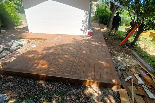vendita pavimentazioni in legno per esterni, decking, pedane legno giardino piscine
