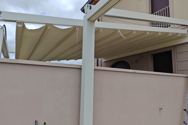 vendita pergotende in legno, tettoie, tende, copertura portico