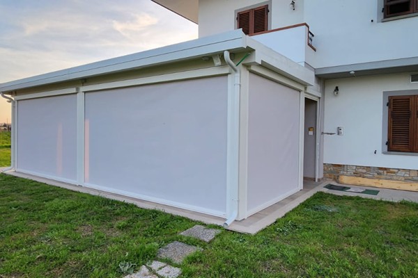 vendita chiusura verticale in legno struttura per spazio in giardino