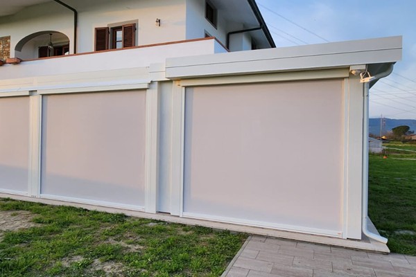 vendita chiusura verticale in legno struttura per spazio in giardino