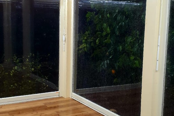 vendita chiusura verticale in legno struttura per spazio in giardino