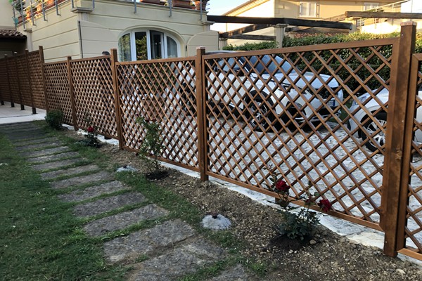 Grigliati in legno per giardini e aree bar