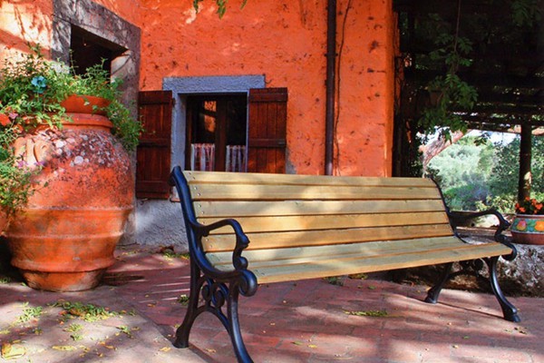 vendita di panchine in legno e metallo da giardino per arredi urbani e privati